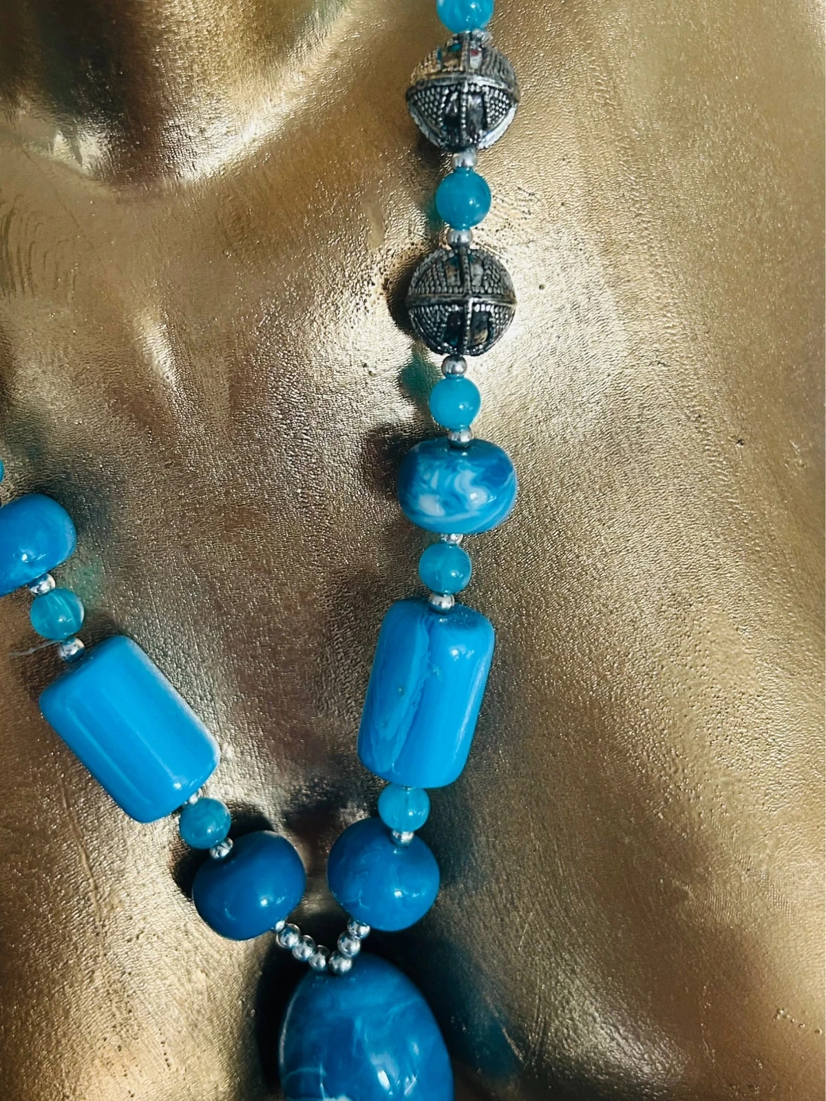 Tipo retro, collar de grandes perlas marmoleadas – photo 3